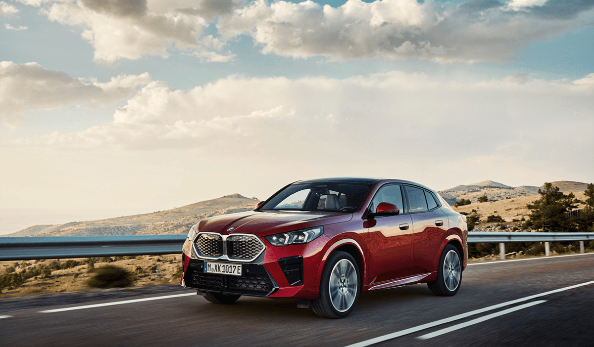 도로를 달리고 있는 BMW iX2