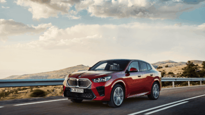 도로를 달리고 있는 BMW iX2