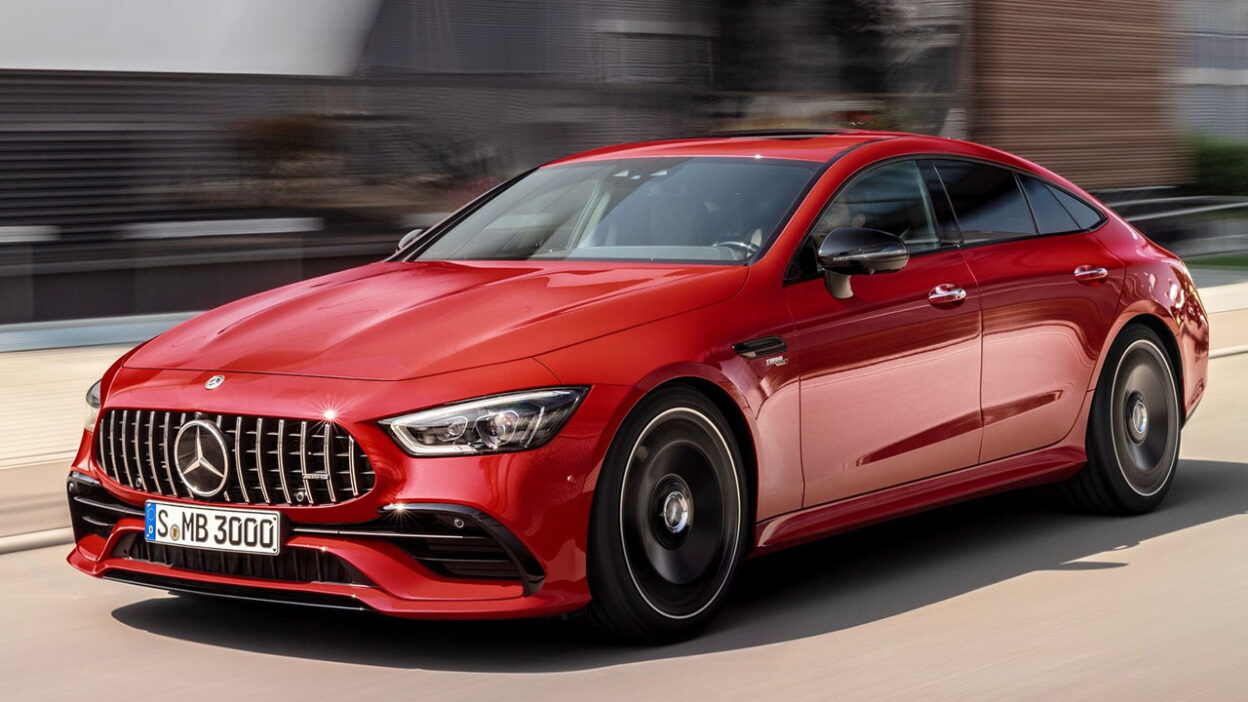 도로를 달리는 벤츠 AMG GT 하이브리드 퍼포먼스