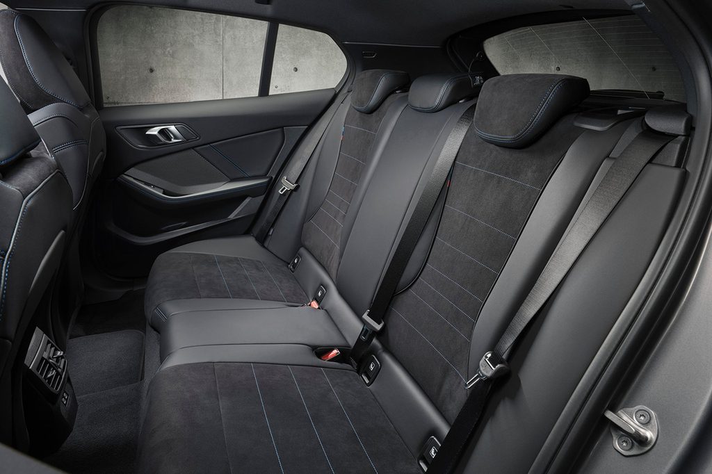 2027 BMW 1시리즈(4세대)의 2열 모습