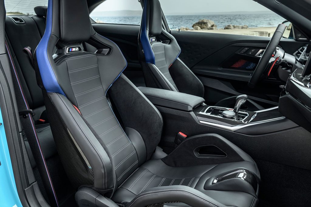 2027 BMW M2의 실내모습