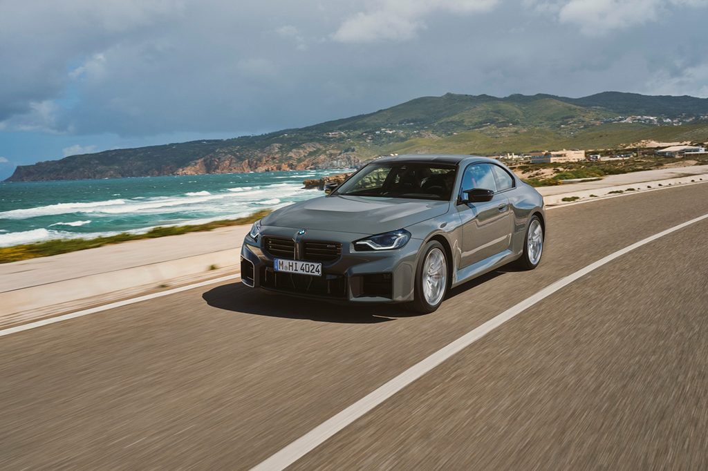 도로를 달리는 2027 BMW M2