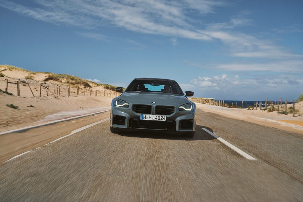 도로를 달리는 2027 BMW M2의 정면 모습