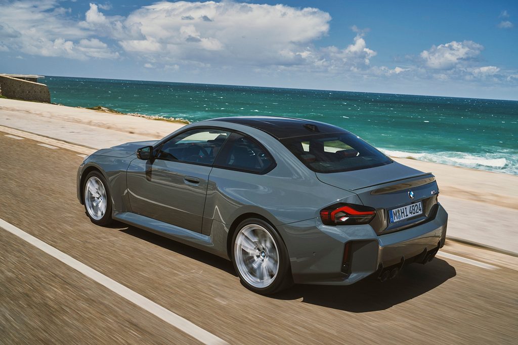 2027 BMW M2의 후측면 모습