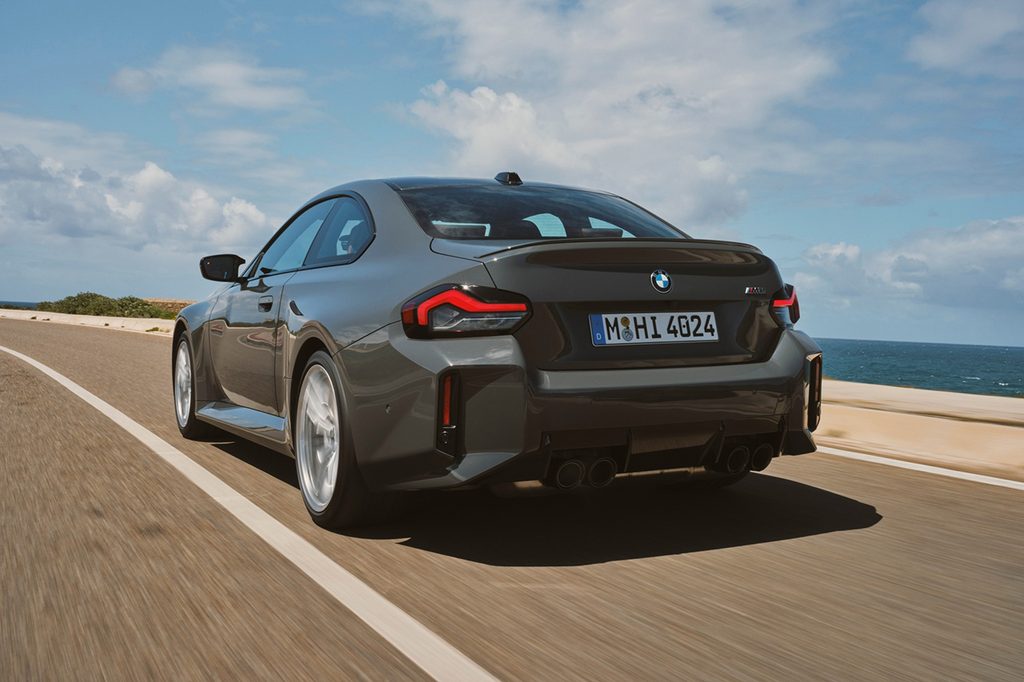 2027 BMW M2 후면 모습