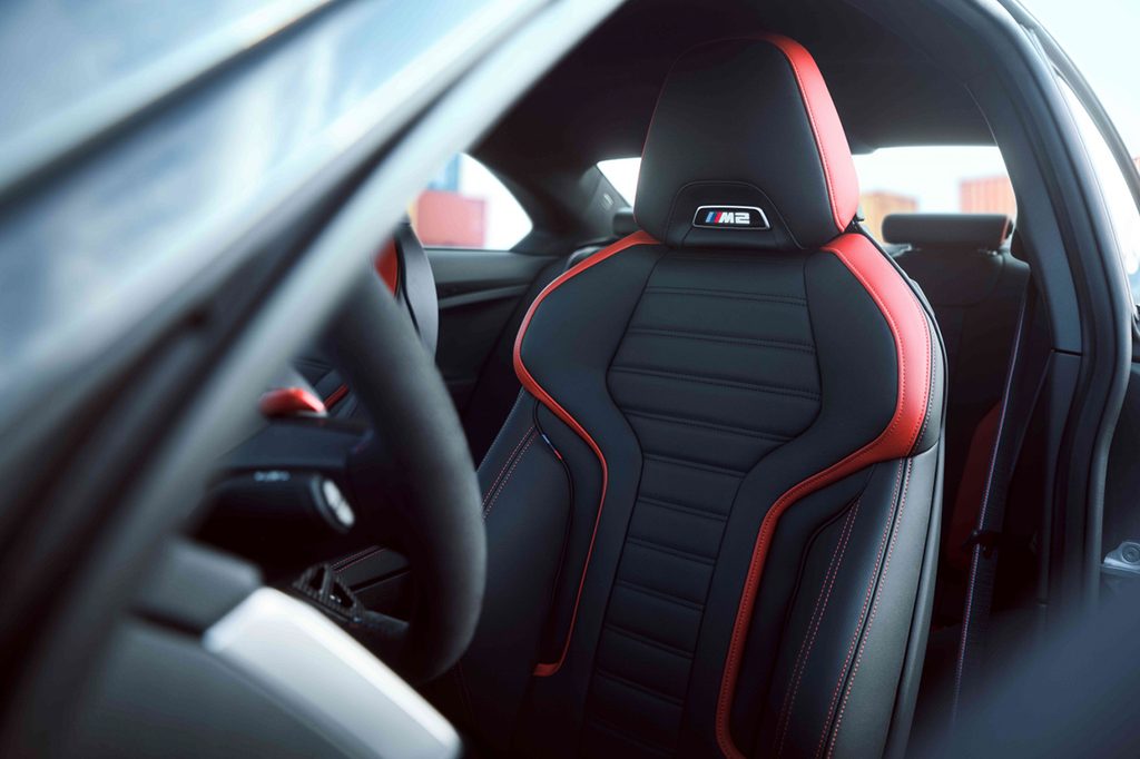 2027 BMW M2의 운전석 모습