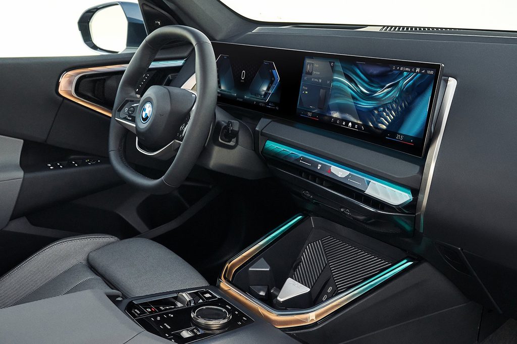 2027 BMW X3의 커브드 디스플레이와 엠비언트 라이트