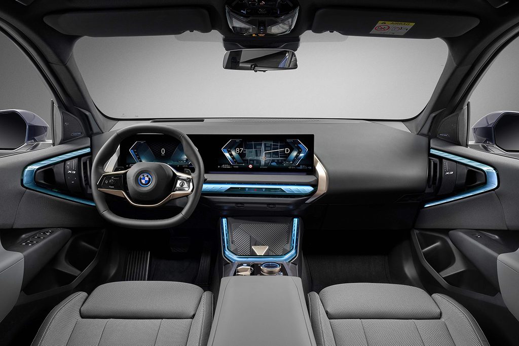 2027 BMW X3의 1열 모습