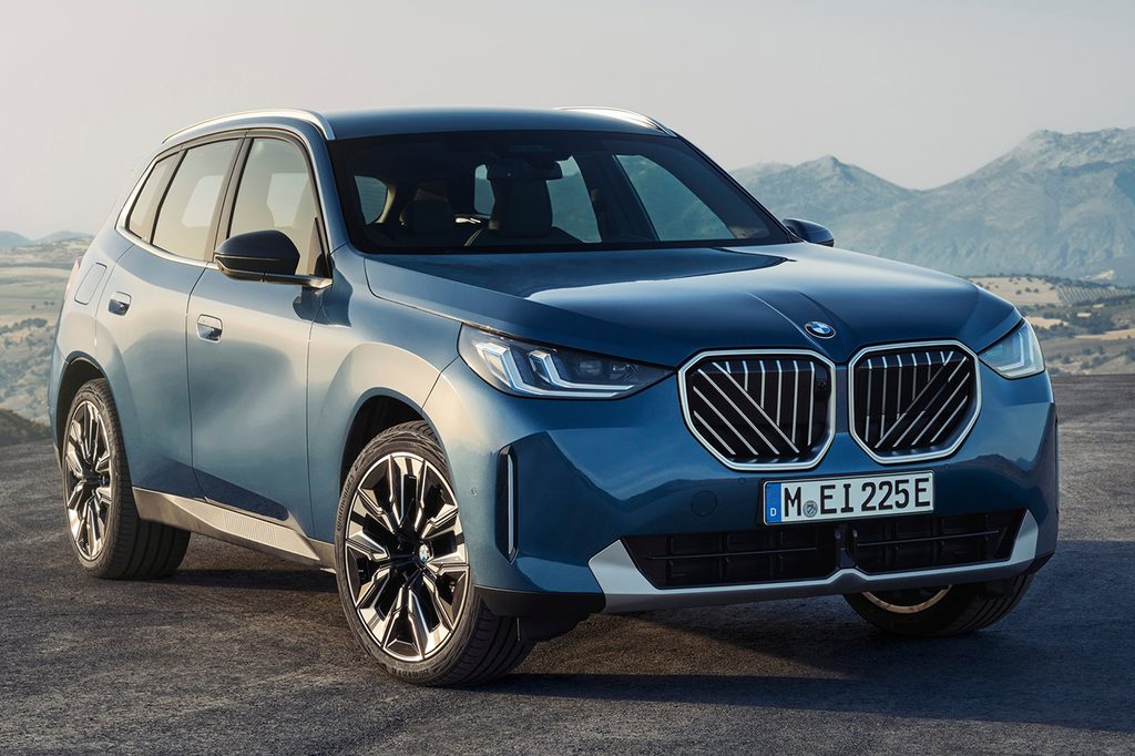 2027 BMW X3이 서있는 모습
