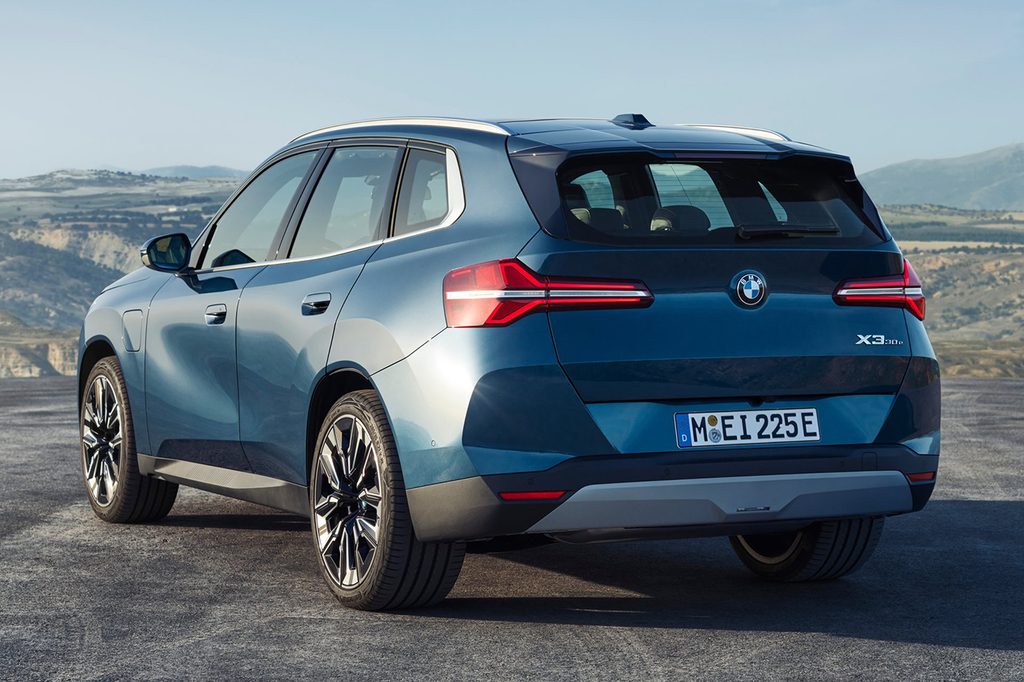 2027 BMW X3 가격의 후측면 모습
