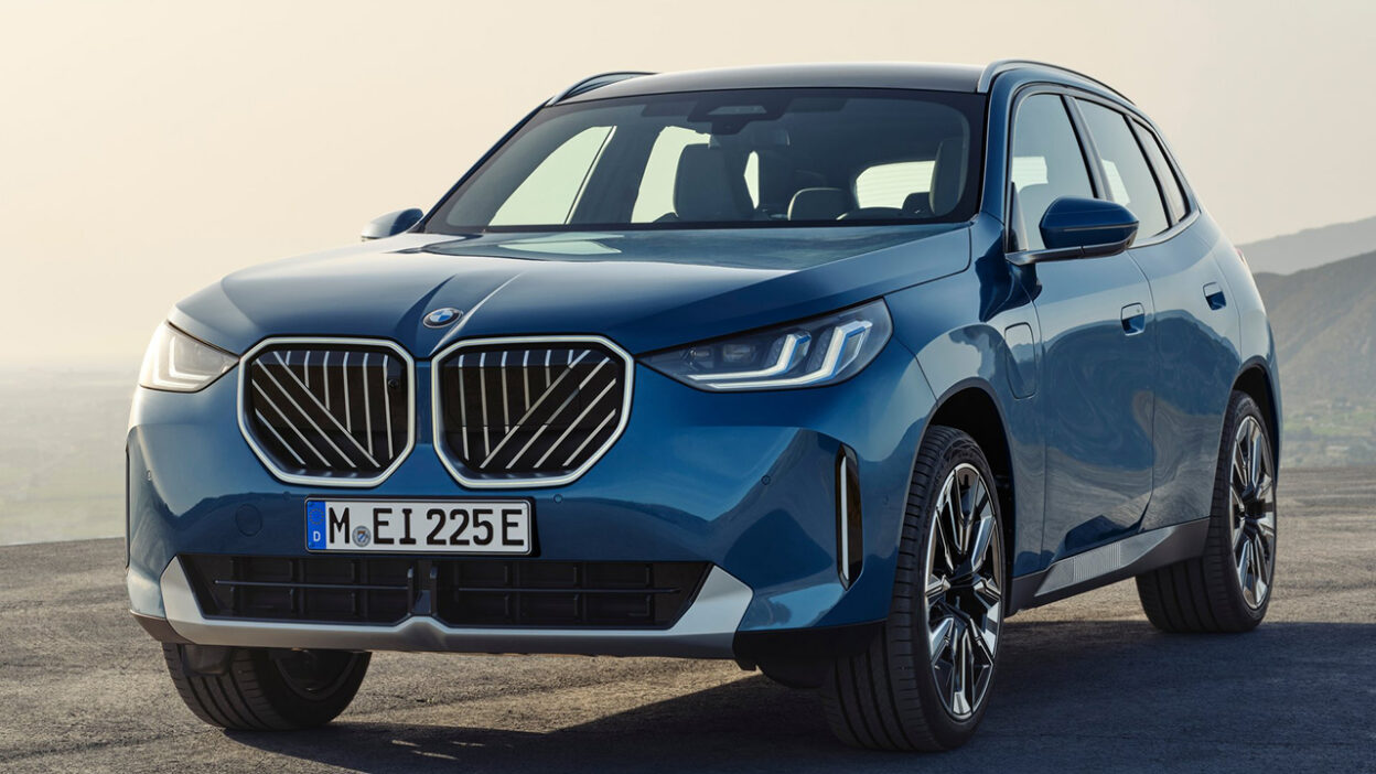 2027 BMW X3가 서있는 모습