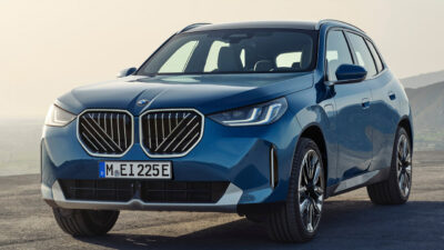2027 BMW X3가 서있는 모습