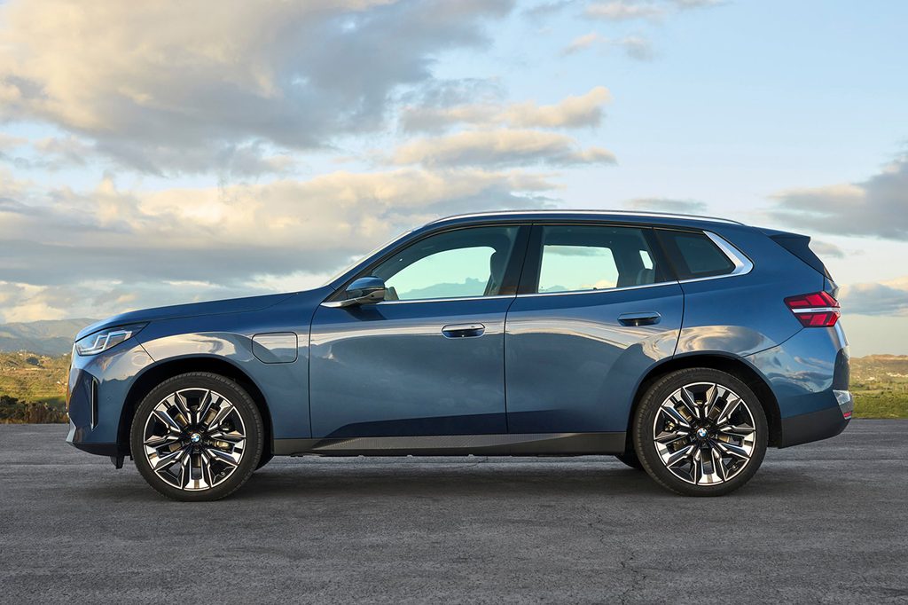 2027 BMW X3의 옆모습