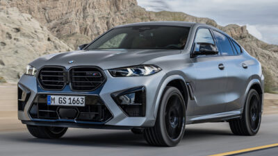 도로를 달리는 2027 BMW X6 M