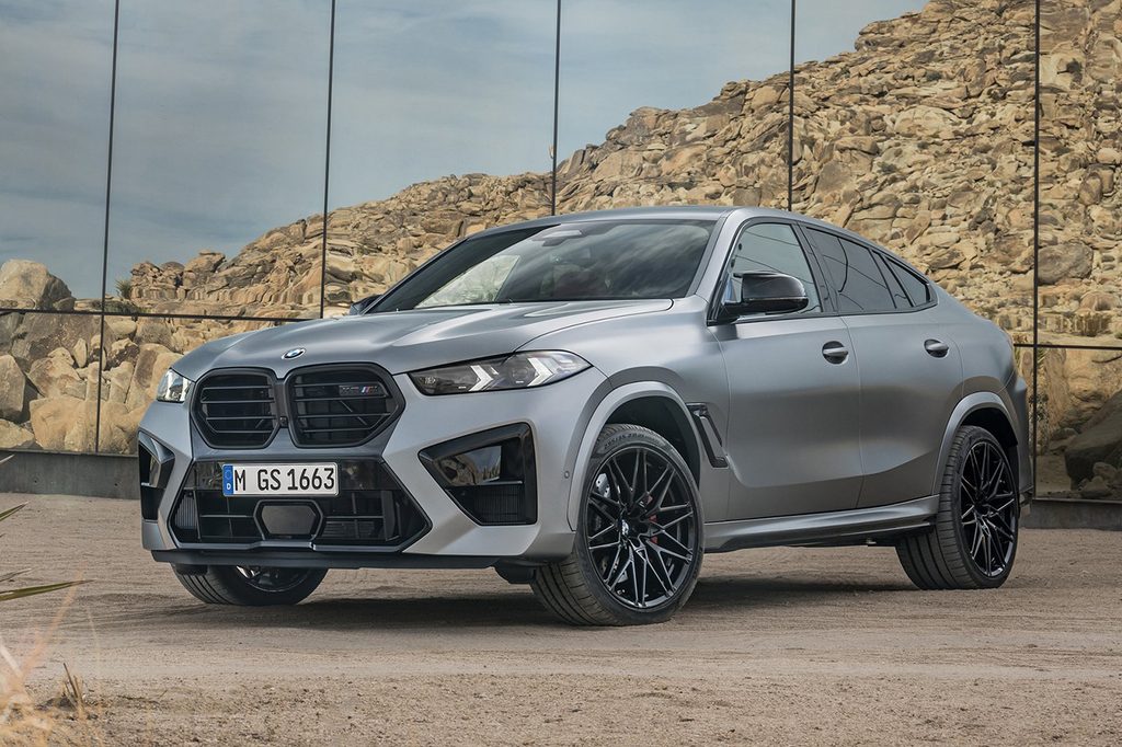 2027 BMW X6 M이 서있는 모습