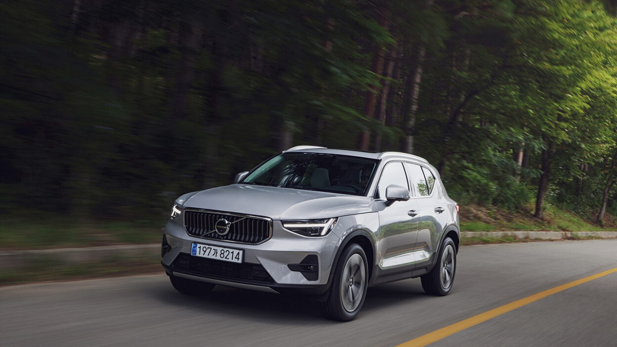 도로를 달리는 XC40