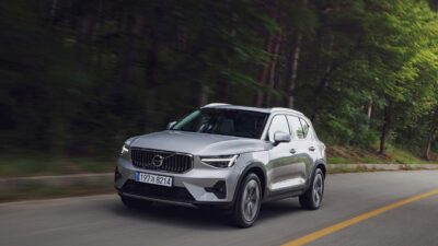 도로를 달리는 XC40