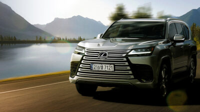 도로를 달리는 렉서스 LX 2026