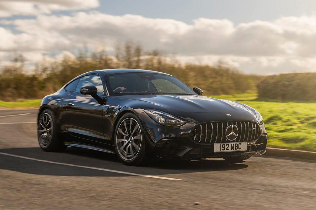 도로를 달리는 벤츠 AMG GT