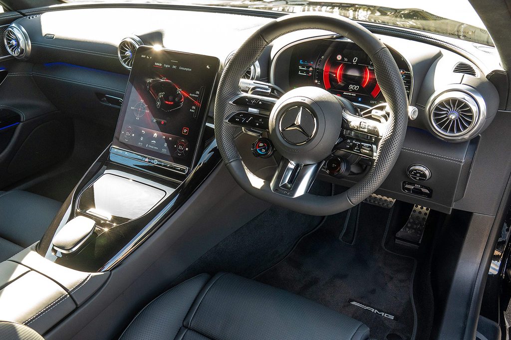 벤츠 AMG GT의 운전석 모습
