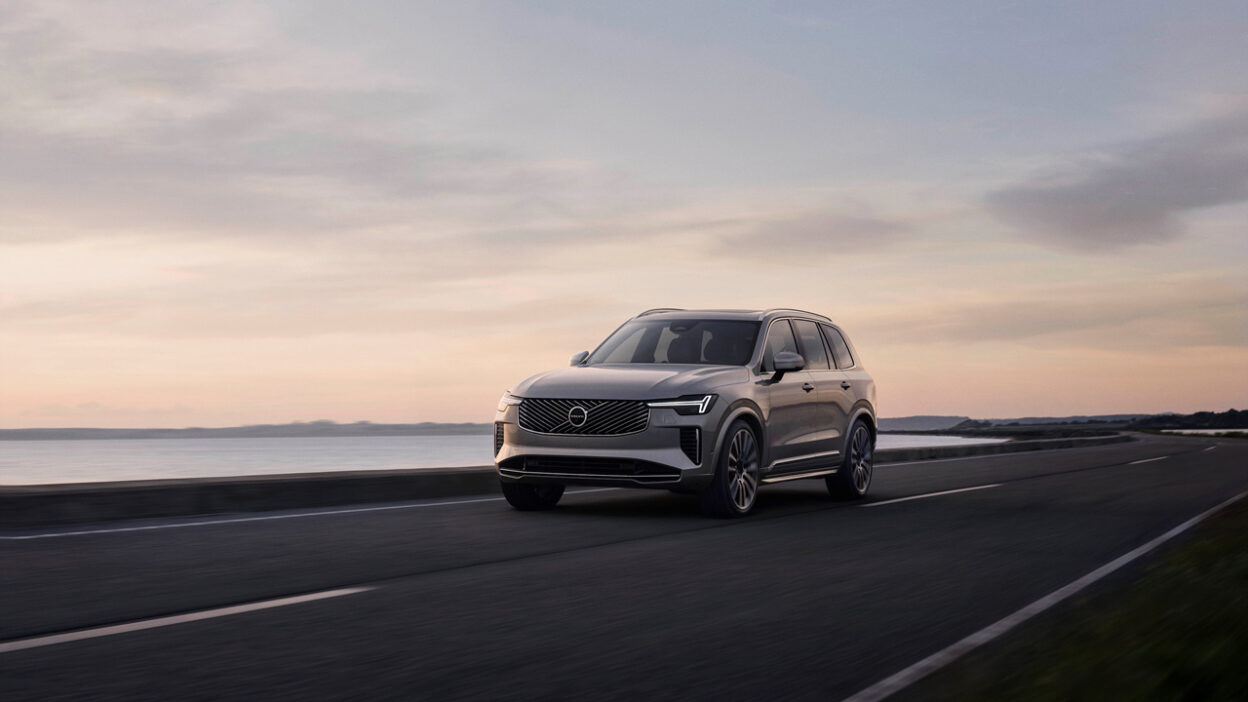 도로를 달리는 볼보 XC90
