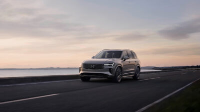 도로를 달리는 볼보 XC90