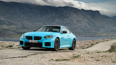 도로에 서있는 2027 BMW M2