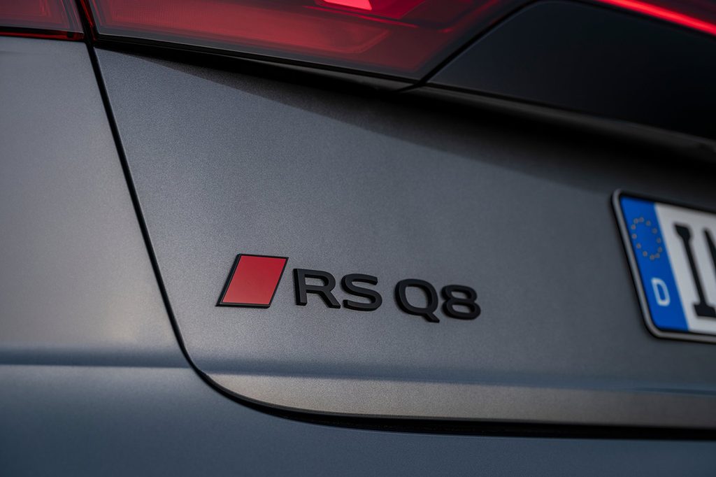아우디 RSQ8 후면 로고 모습